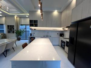 Kuchyň nebo kuchyňský kout v ubytování Pattaya Dream Pool villa