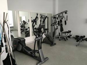 Posilňovňa alebo fitness centrum v ubytovaní Rezydencja Ustronie Morskie Zachodnia