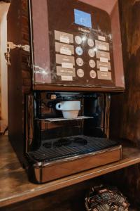 a microwave oven with a bowl inside of it at Hotel Cerro La Nina in Beceña