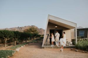 八田JA哈塔城堡度假村的一群站在房子外的人