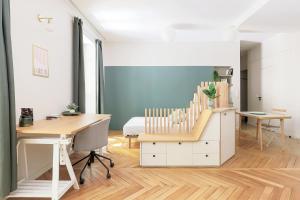 Habitación con escritorio, cama y mesa. en Studio cosy et pratique, proche métro, par de la tête d'or, en Lyon