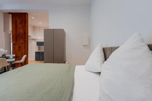 Modern Stay Unique Berlin في برلين: غرفة نوم بسرير ابيض وطاولة