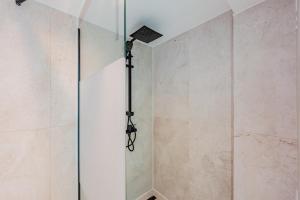 Modern Stay Unique Berlin في برلين: دش مع باب زجاجي في الحمام +5 صور