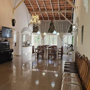 ein Esszimmer mit Tisch und Stühlen und einem Kronleuchter in der Unterkunft Mount Pleasant Boutique Stay in Kodaikanal