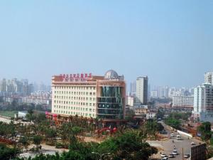 un gran edificio en medio de una ciudad en Haikou Conifer Garden Hotel, en Haikou