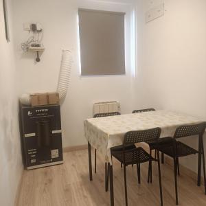 a room with a table and chairs and a projector at Cornisa Tourists Home in Toledo