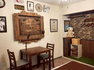 a room with a table and chairs and a wall at ダイアパレス大手門 in Kanazawa