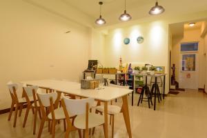 a dining room with a table and chairs at Travel J in Taitung City