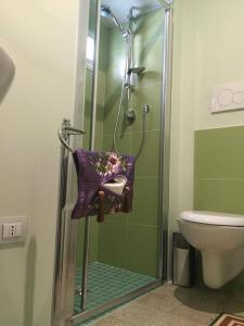 una doccia con sedile viola in bagno di Locus Amoenus Luxury Rooms a Corato
