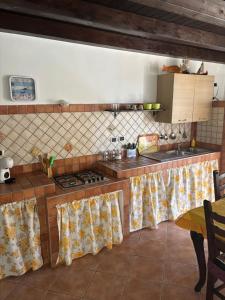 - une cuisine avec un comptoir et une cuisinière four supérieur dans l'établissement Casa Antonino - Vicino al centro, à LMP