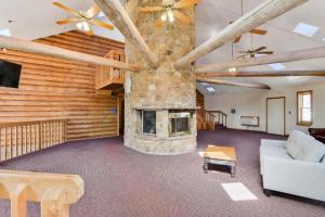 una gran sala de estar con chimenea de piedra. en Casa Loma Inn & Suites by OYO Davenport IA near I-80, en Davenport