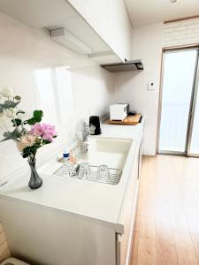 京都市にある夏様二条南 二条駅徒歩6分 静かな一軒家の白いキッチン(シンク、花瓶付) +28枚の写真