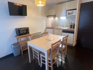 cocina con mesa blanca y sillas en una habitación en Loc luz st sauveur 6, en Luz-Saint-Sauveur 16 fotos más