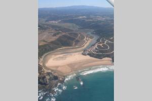 una vista aérea de la playa y del océano en Apartamentos Cavaco, en Odeceixe