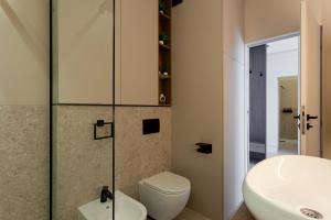 un bagno con un water e un lavandino di M&M Urban Escape a Arad Altre 15 foto