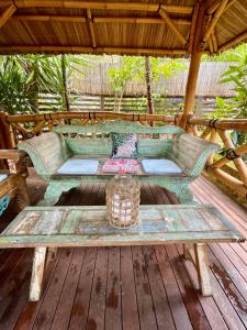 マーガレットリバーにあるLa Boheme in the Treetopsのウッドデッキ(ソファ、テーブル付)