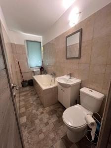 Ένα μπάνιο στο Garsoniera langa Spital Bagdasar,Obregia și Institutul pentru ordine publica NU OFER FACTURA