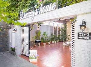 岘港Danang's house的一家店面的招牌上写着“庭院酒店”