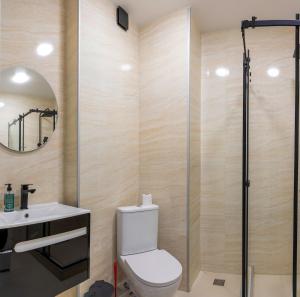 Ένα μπάνιο στο Modern Apartment Near the Metro in Tbilisi +5 φωτογραφίες