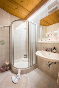 Kúpeľňa v ubytovaní Appartementhaus Alpenrose + 37 fotografií