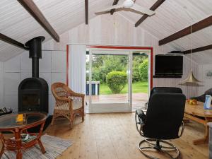 TV a/nebo společenská místnost v ubytování 6 person holiday home in Hadsund-By Traum + 11 fotografií