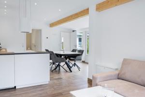 PutgartenにあるFerienhaus zum Nordstrandのソファとテーブルのあるキッチンとリビングルーム