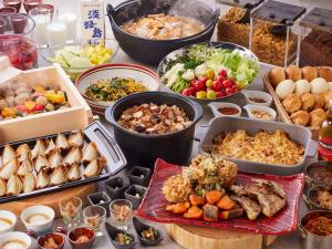 ein Tisch mit vielen verschiedenen Arten von Lebensmitteln in der Unterkunft KAMENOI HOTEL Awajishima in Awaji + 92 Fotos