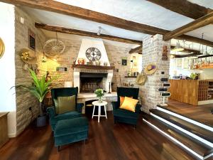 Ruang duduk di Villa Experience for 6 people with private heated pool & pet friendly