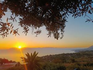 ein Blick auf den Sonnenuntergang über dem Meer in der Unterkunft Where The Sun Rises in Scopello