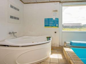 bagno con vasca, servizi igienici e finestra di 8 person holiday home in Ringkøbing-By Traum a Ringkøbing Altre 29 foto
