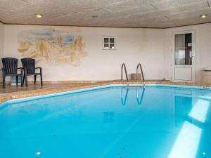 una grande piscina con acqua blu in una stanza di 8 person holiday home in Ringkøbing-By Traum a Ringkøbing