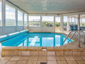 una grande piscina con finestre in una casa di 8 person holiday home in Ringkøbing-By Traum a Ringkøbing