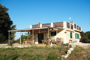 une petite maison avec un toit dessus dans l'établissement Son Aloui Mallorca, à Llubí