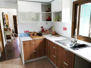 une cuisine avec des armoires en bois et un évier dans l'établissement Son Aloui Mallorca, à Llubí