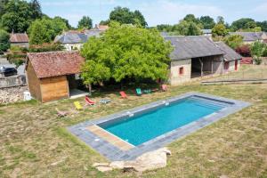 an overhead view of a swimming pool in a yard at Domaine Les Malaitries - Château de La Chapelle Baloue 