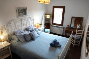 une chambre avec un grand lit avec des draps et des oreillers bleus dans l'établissement Son Aloui Mallorca, à Llubí 12 autres photos