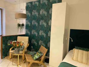 een slaapkamer met een bed, een tafel en stoelen bij Oasis - City Center in Annecy +9 foto's