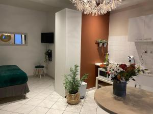 een woonkamer met een tafel met bloemen erop bij Oasis - City Center in Annecy