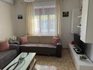 Una sala de estar con un sofá y una ventana. en Villa Mondi, en Golem