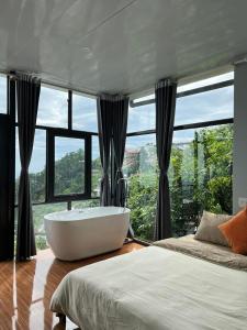 En eller flere senge i et værelse på Ơ Homestay - Phòng full kính Tam Đảo