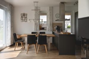 Η κουζίνα ή μικρή κουζίνα στο Aviva - Ferienhaus mit Kamin und Sauna für 4 Personen +24 φωτογραφίες