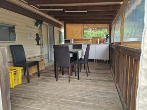 カンボ・レ・バンにあるMon Petit Mobil Homeの小さな家の中のダイニングルームとキッチン付き