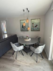 a dining room with a table and chairs at Wilhelmines Hafenliebe am Park mit Balkon, Netflix, & Privatparkplatz in Wilhelmshaven