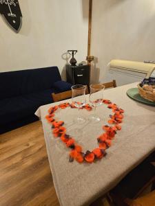 un cœur fait de fleurs orange sur une table dans l'établissement Il Puledro Impennato - Rifugio del Lago con Vista, à Anguillara Sabazia 23 autres photos