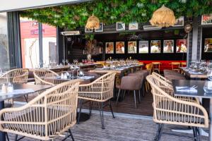 ソミュールにあるLes Terrasses de Saumur - Hôtel & Appartements - Restaurant & Spa (Logis)の部屋にテーブルと椅子があるレストラン +80枚の写真