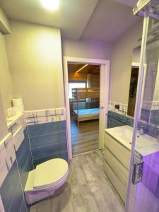 ein Badezimmer mit Toilette und Waschbecken in der Unterkunft Hotel Chacaril in Pila + 179 Fotos