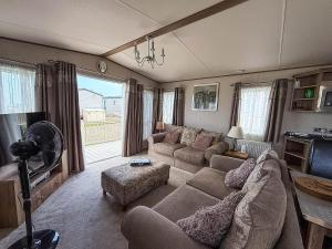 Φωτογραφία από το άλμπουμ του Beautiful Caravan With Free Wifi At Broadland Sands Holiday Park Ref 20292Bs σε Hopton on Sea