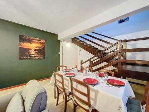 ペレベールにあるVilla Melissa Pereybere beachのダイニングルーム(テーブル、階段付)