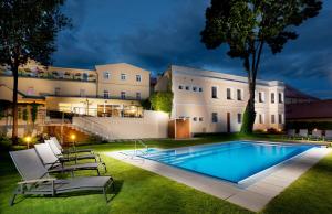 Bazén v ubytování Hotel Reza nebo v jeho okolí