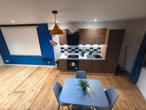 a living room with a table and a kitchen at Loft Le Pop Art-Balneo-Cinéma-Clim in Sainte-Livrade-sur-Lot +3 photos